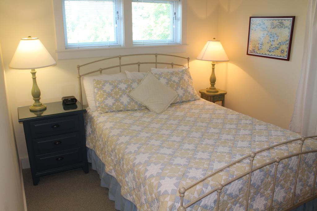 Captain'S Cottage Suites Grand Haven Room photo